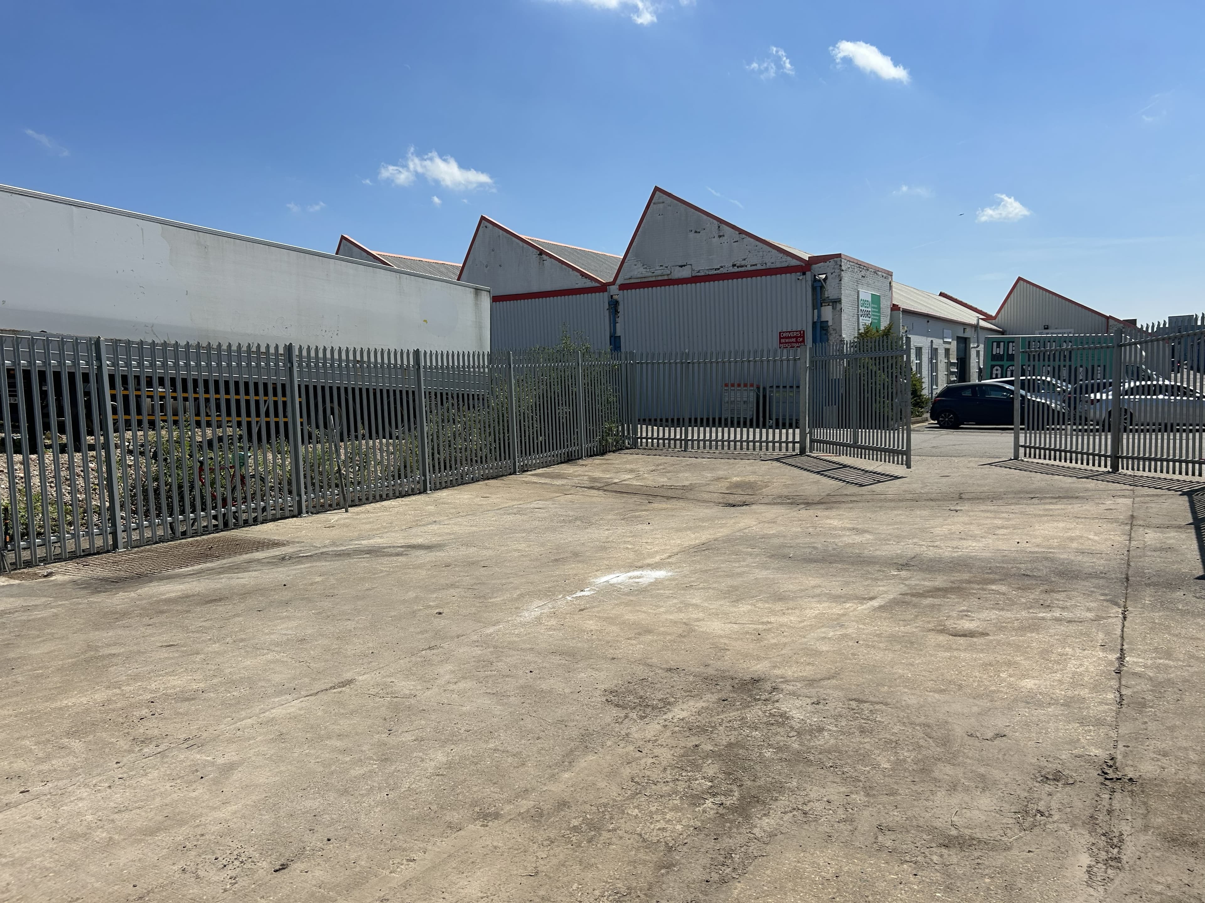 Yard 4, Leagrave Road, Luton, Bedfordshire, LU3 1RJ