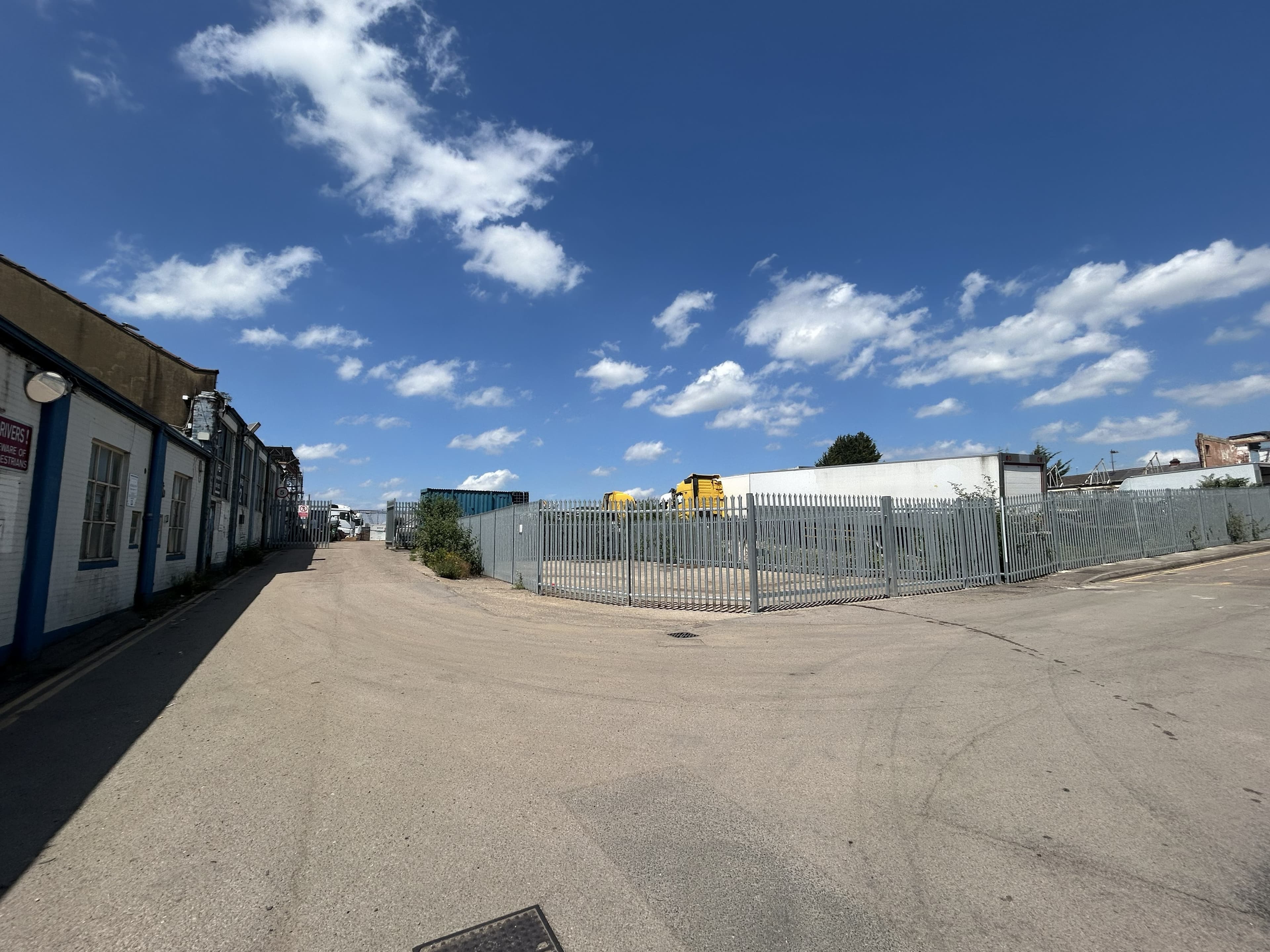 Yard 4, Leagrave Road, Luton, Bedfordshire, LU3 1RJ thumbnail 3
