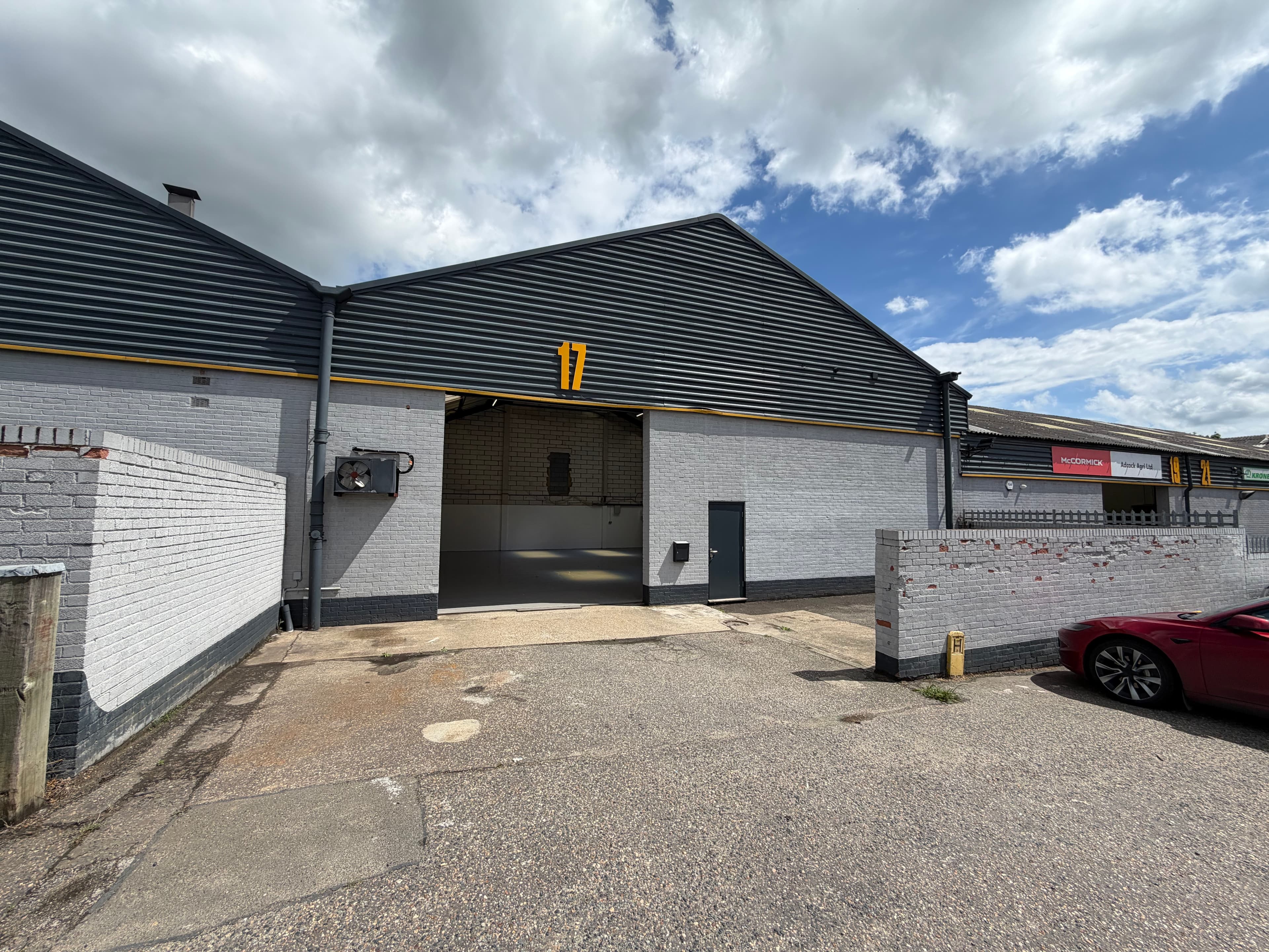 17 Redhills Road, South Woodham Ferrers, Chelmsford, Essex, CM3 5UP — photo 1